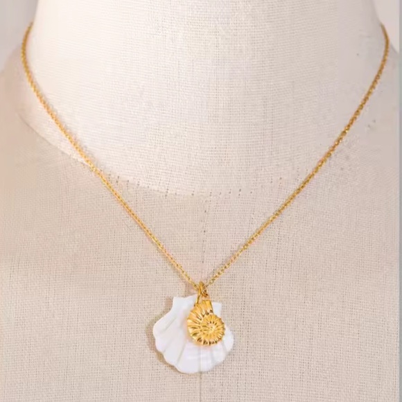 Ocean Gold Seashell White Shell 18K Gold Stainless Steel Waterproof Necklace - Picture 2 of 8